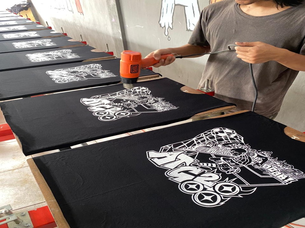 Desain Kaos Black and White